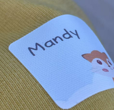 Washable Clothing Label Material for Direct Fabric Application Omyvatelný materiál na oděvní štítek pro přímou aplikaci na látku