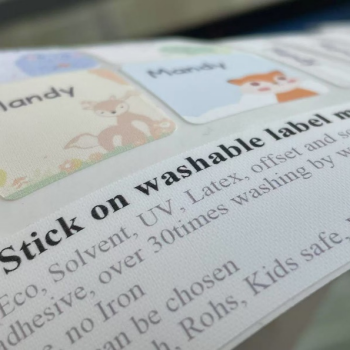 Omyvatelný materiál na oděvní štítek pro přímou aplikaci na látku 